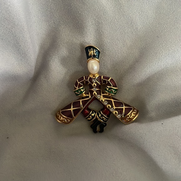 Joan Rivers Brooch - Picture 8 of 9